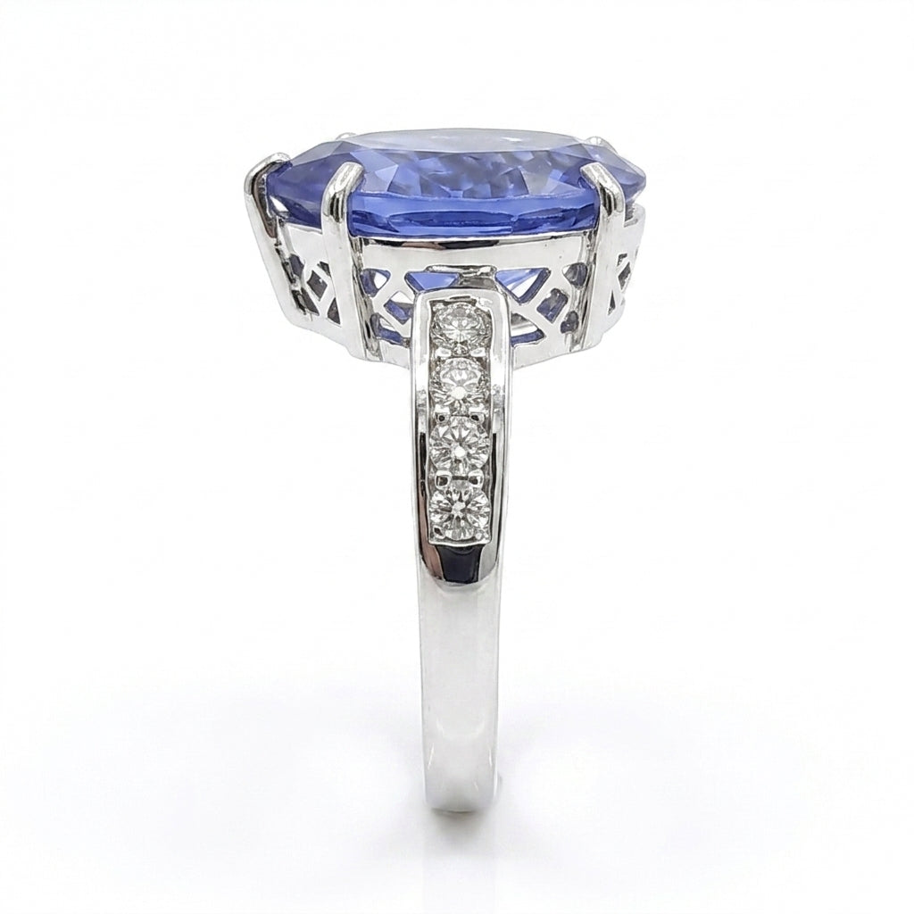 Tanzanite 11.61ct tw Ring with 0.65ct tw diamonds in 14kt Gold