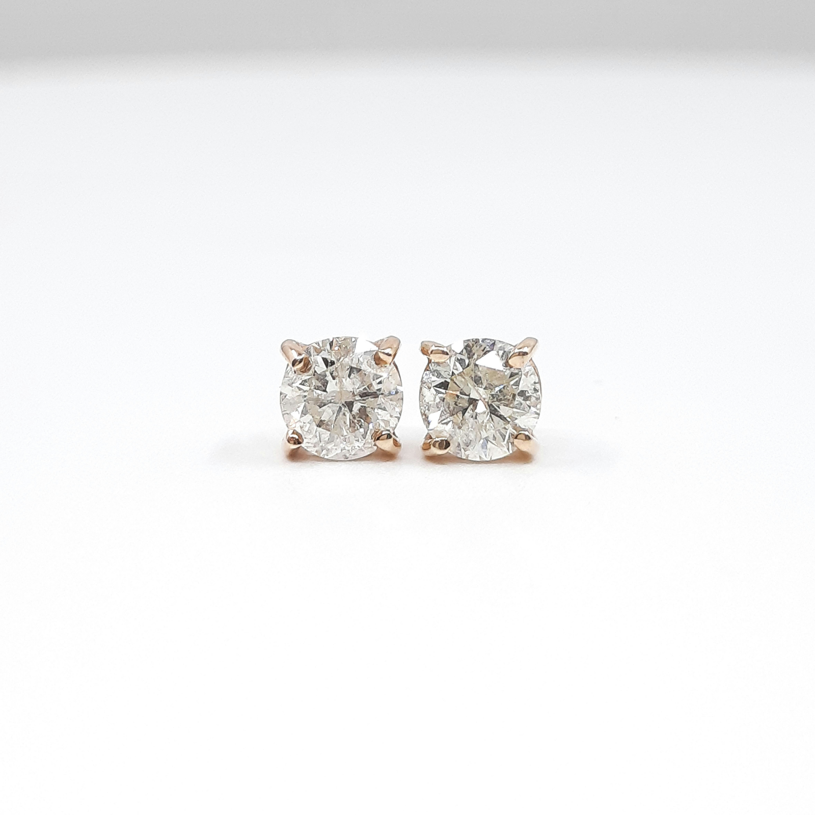 Elegant Round Diamond Stud Earrings set in 14K Gold (1.00ct TW)