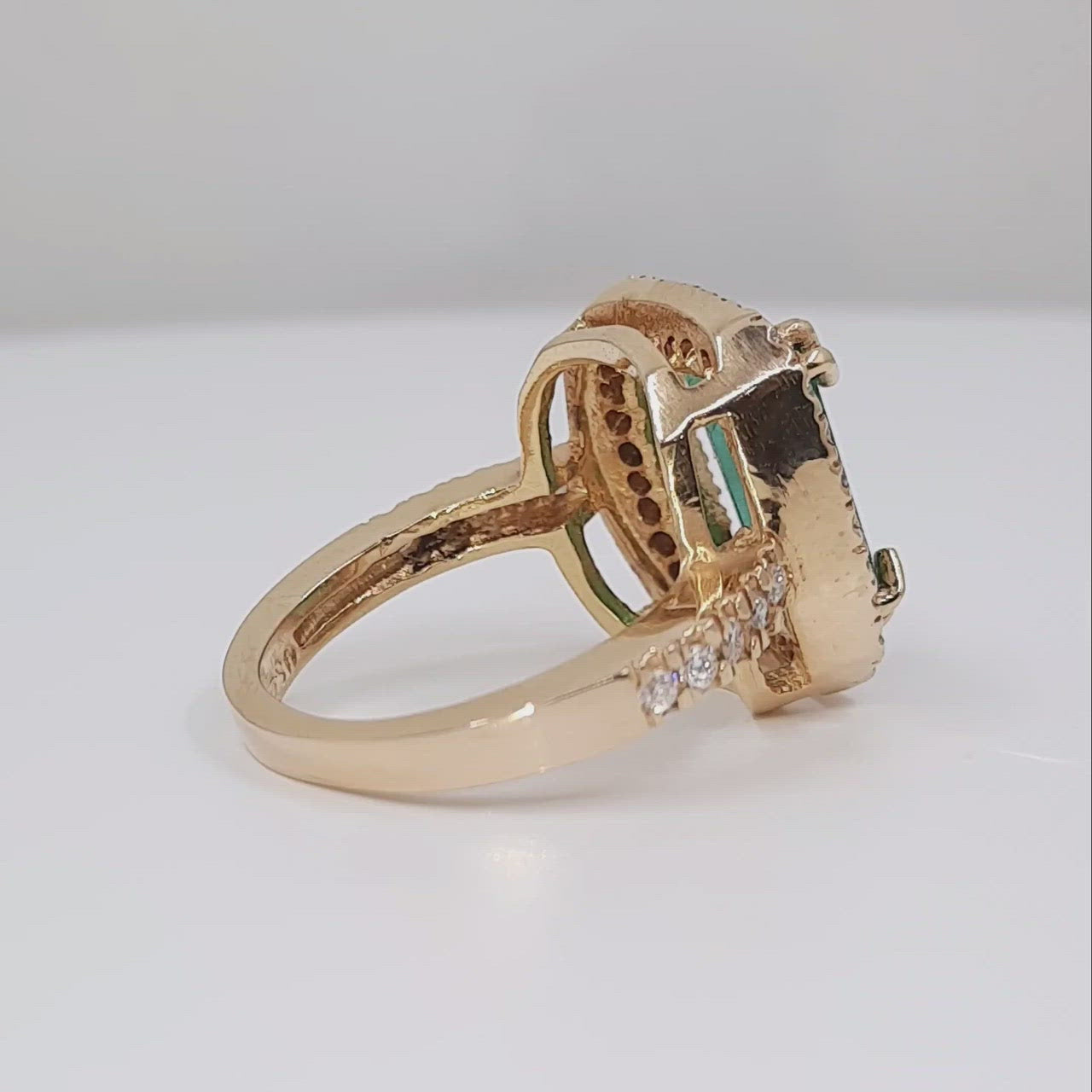 Emerald 3.25ct tw and Diamond 0.80ct tw Women's Ring 14kt Gold