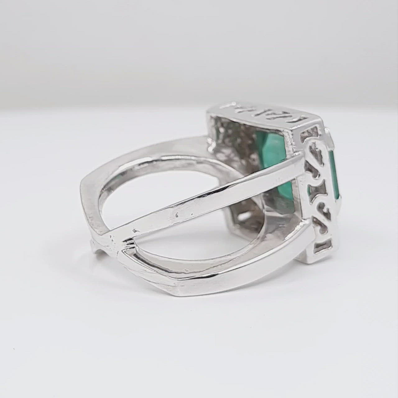 Emerald 3.84 ct tw and Diamond 0.22 ct tw Women's Ring 14kt Gold