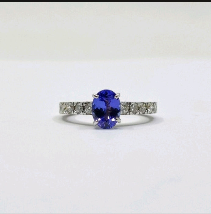 Tanzanite 1.35ct tw Ring with 0.60ct tw diamonds in 14kt Gold