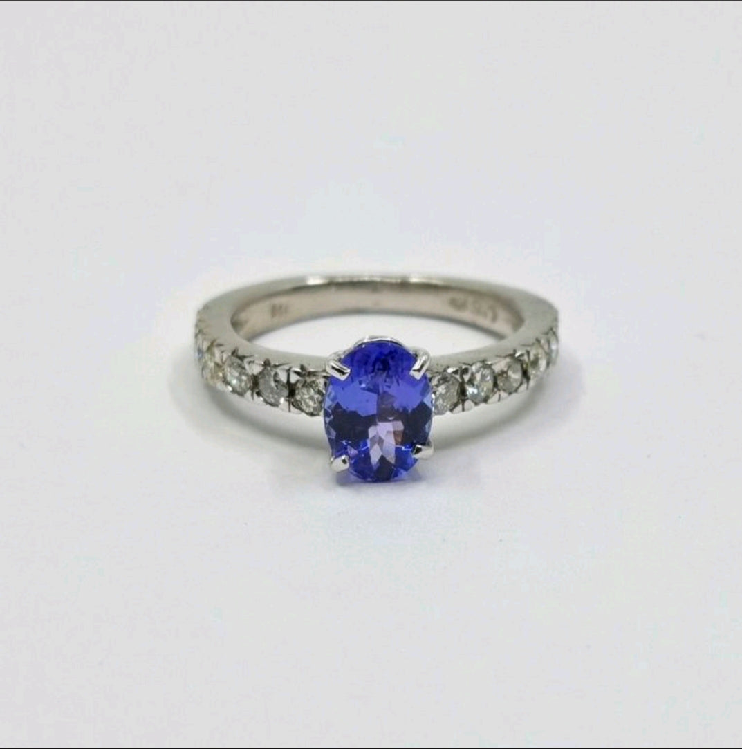 Tanzanite 1.35ct tw Ring with 0.60ct tw diamonds in 14kt Gold
