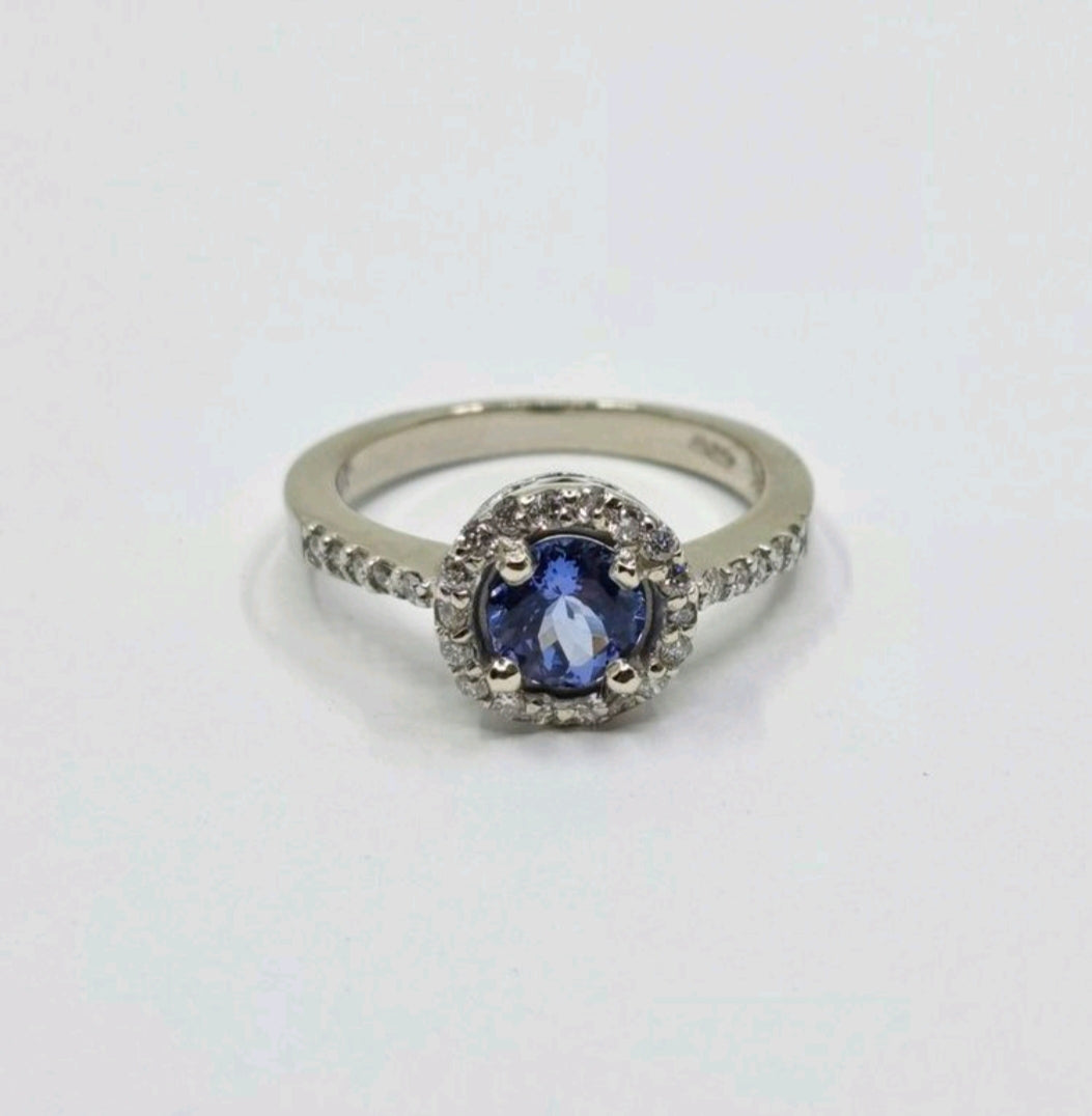 Tanzanite 1.00ct tw Ring with 0.30ct tw diamonds in 14kt Gold