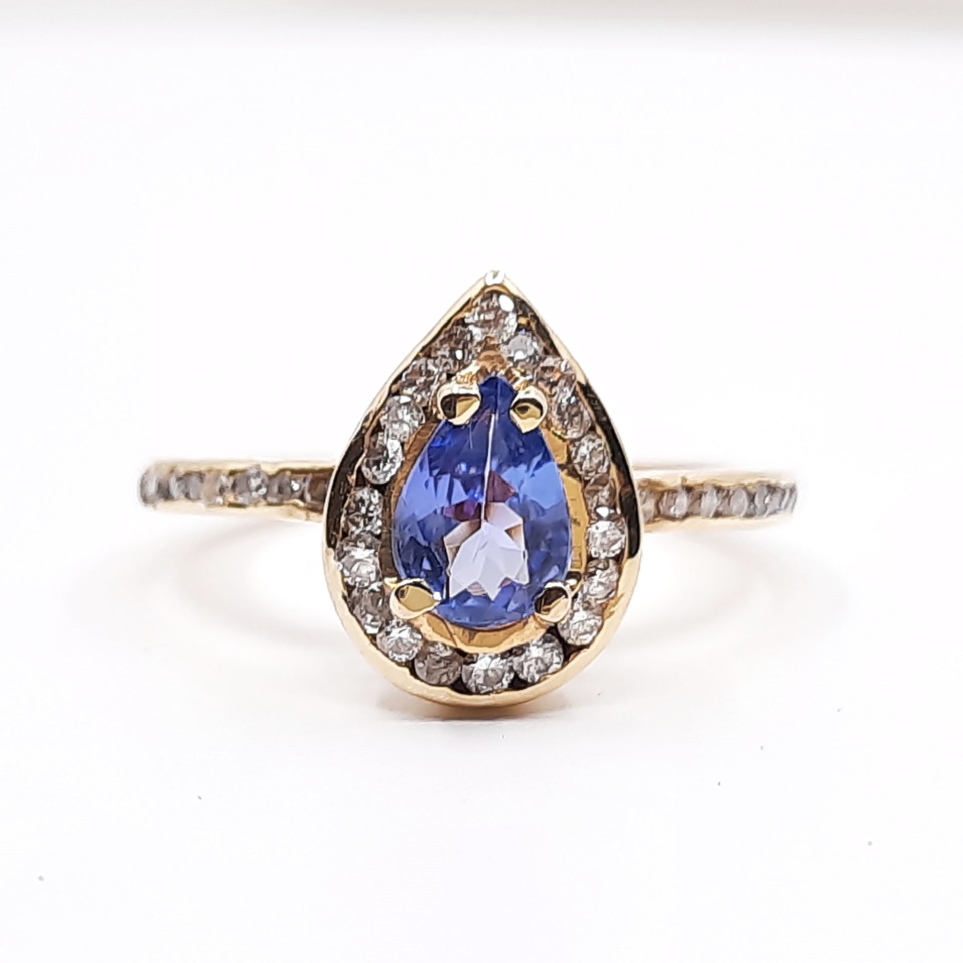 Tanzanite 0.90ct tw Ring with 0.50ct tw diamonds in 14kt Gold