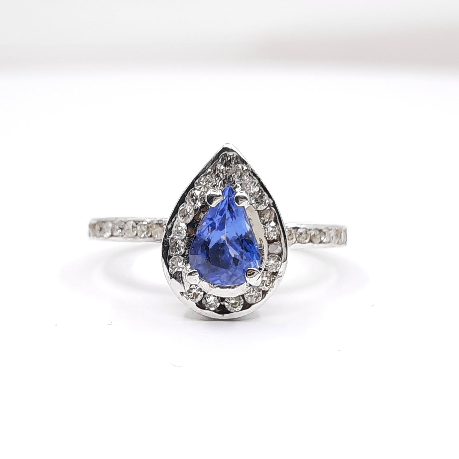 Tanzanite 0.90ct tw Ring with 0.50ct tw diamonds in 14kt Gold