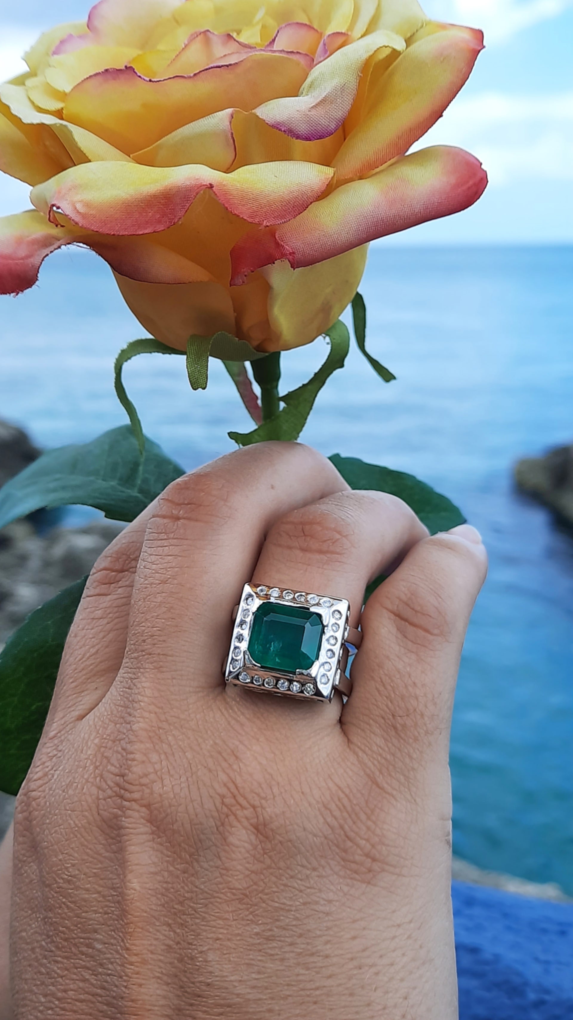 Emerald 3.84 ct tw and Diamond 0.22 ct tw Women's Ring 14kt Gold
