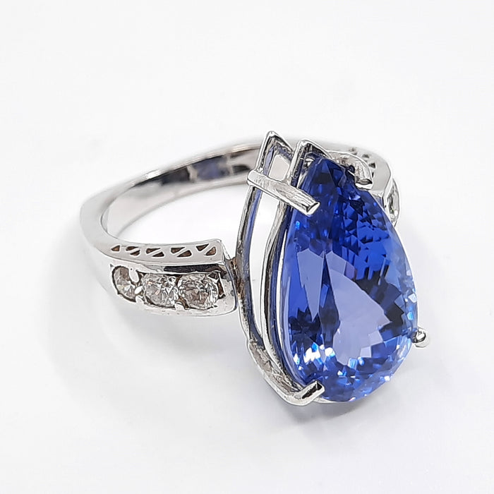 Tanzanite 11.61ct tw Ring with 0.65ct tw diamonds in 14kt Gold