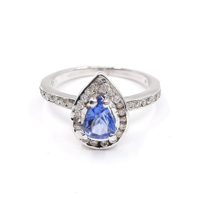 Tanzanite 0.90ct tw Ring with 0.50ct tw diamonds in 14kt Gold