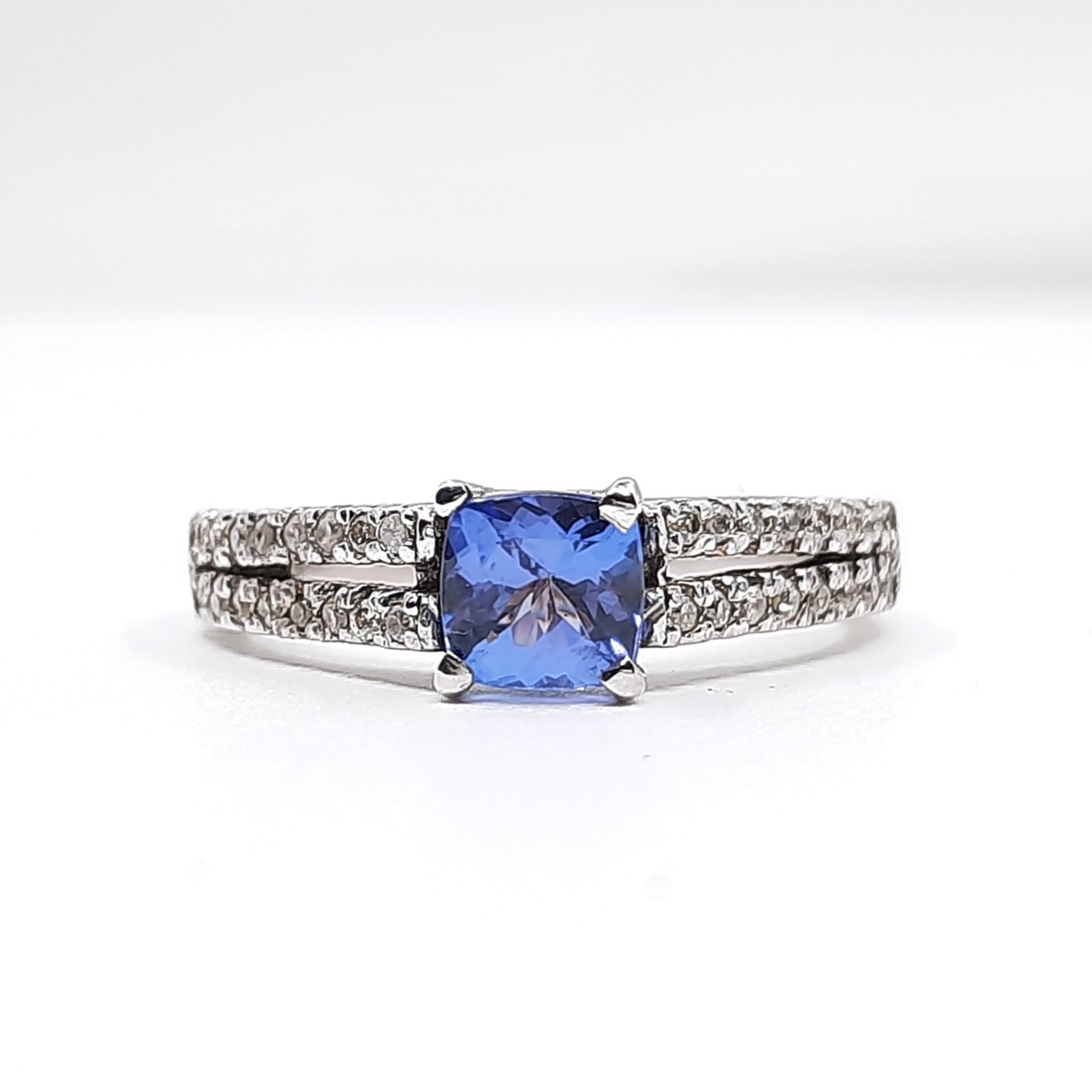 Tanzanite 0.90ct tw Ring with 0.20ct tw diamonds in 14kt Gold