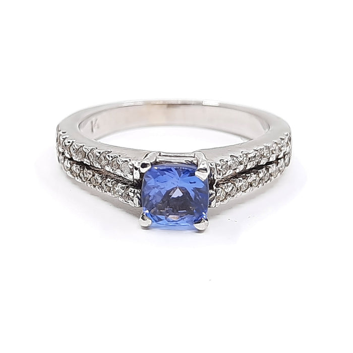 Tanzanite 0.90ct tw Ring with 0.20ct tw diamonds in 14kt Gold