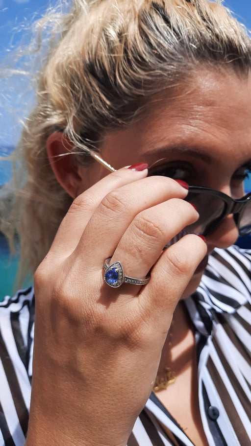 Tanzanite 0.90ct tw Ring with 0.50ct tw diamonds in 14kt Gold