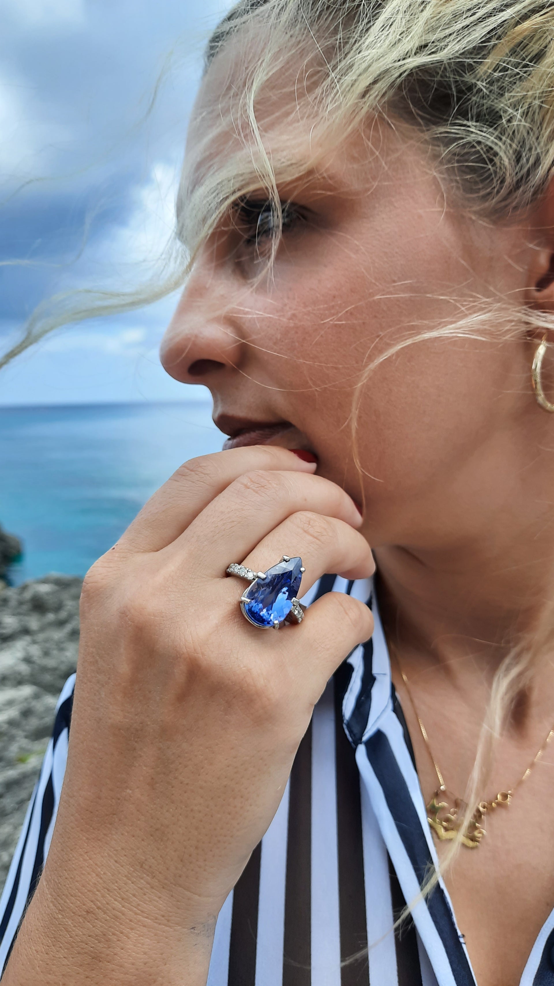 Tanzanite 11.10ct tw Ring with 0.52ct tw diamonds in 14kt Gold