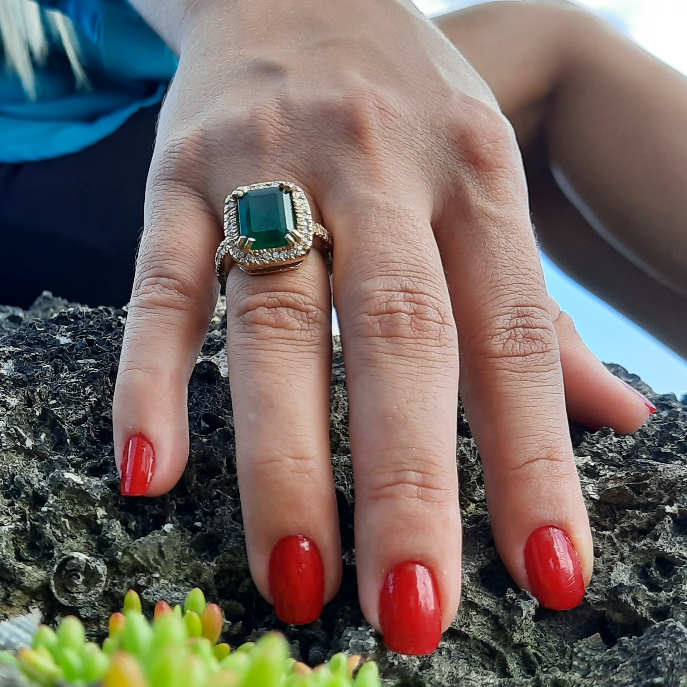 Emerald 5.51ct tw and Diamond 0.50ct tw Women's Ring 14kt Gold