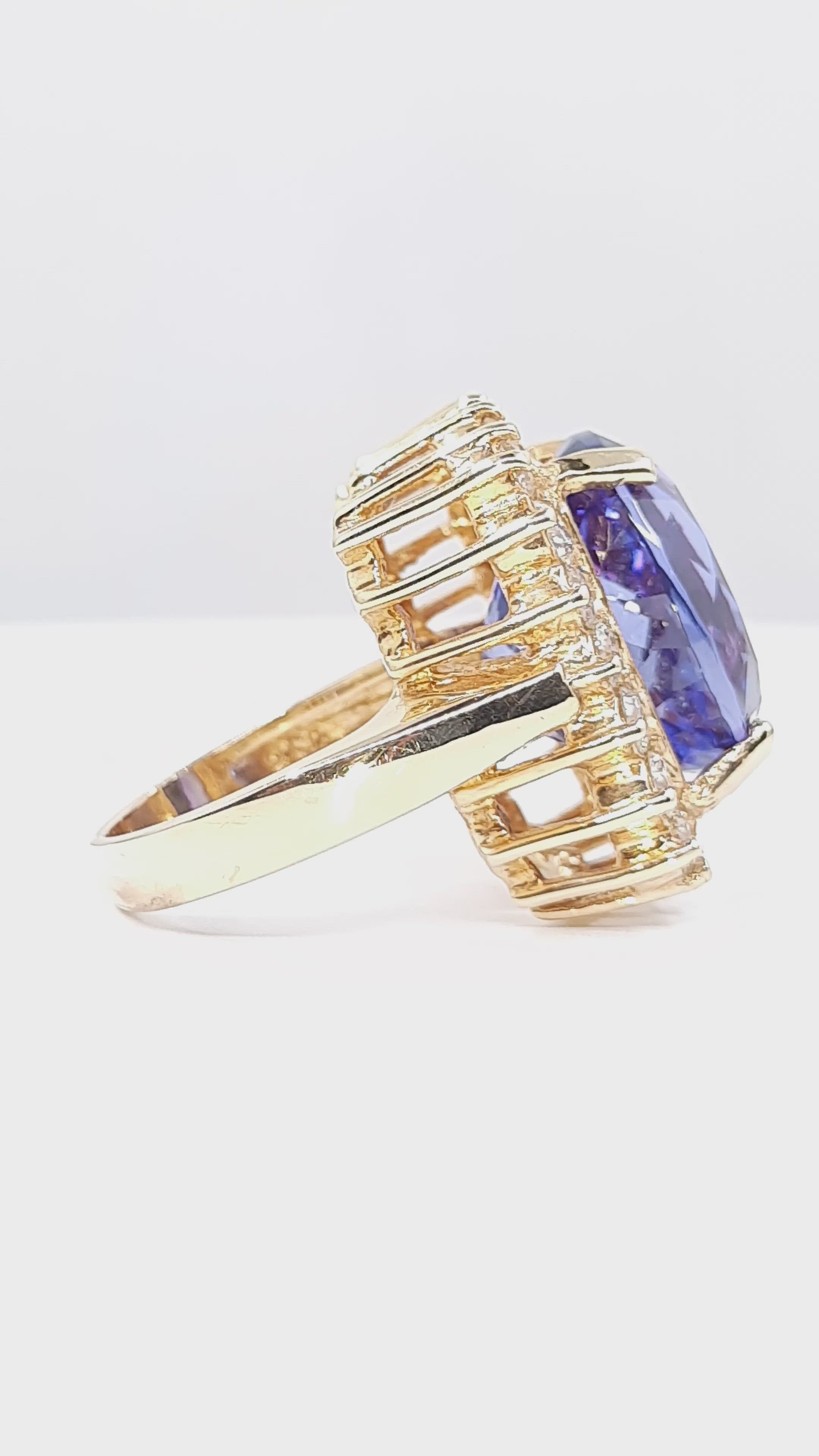Tanzanite 18.20ct tw Ring with  2.50ct Diamonds in 14kt Gold